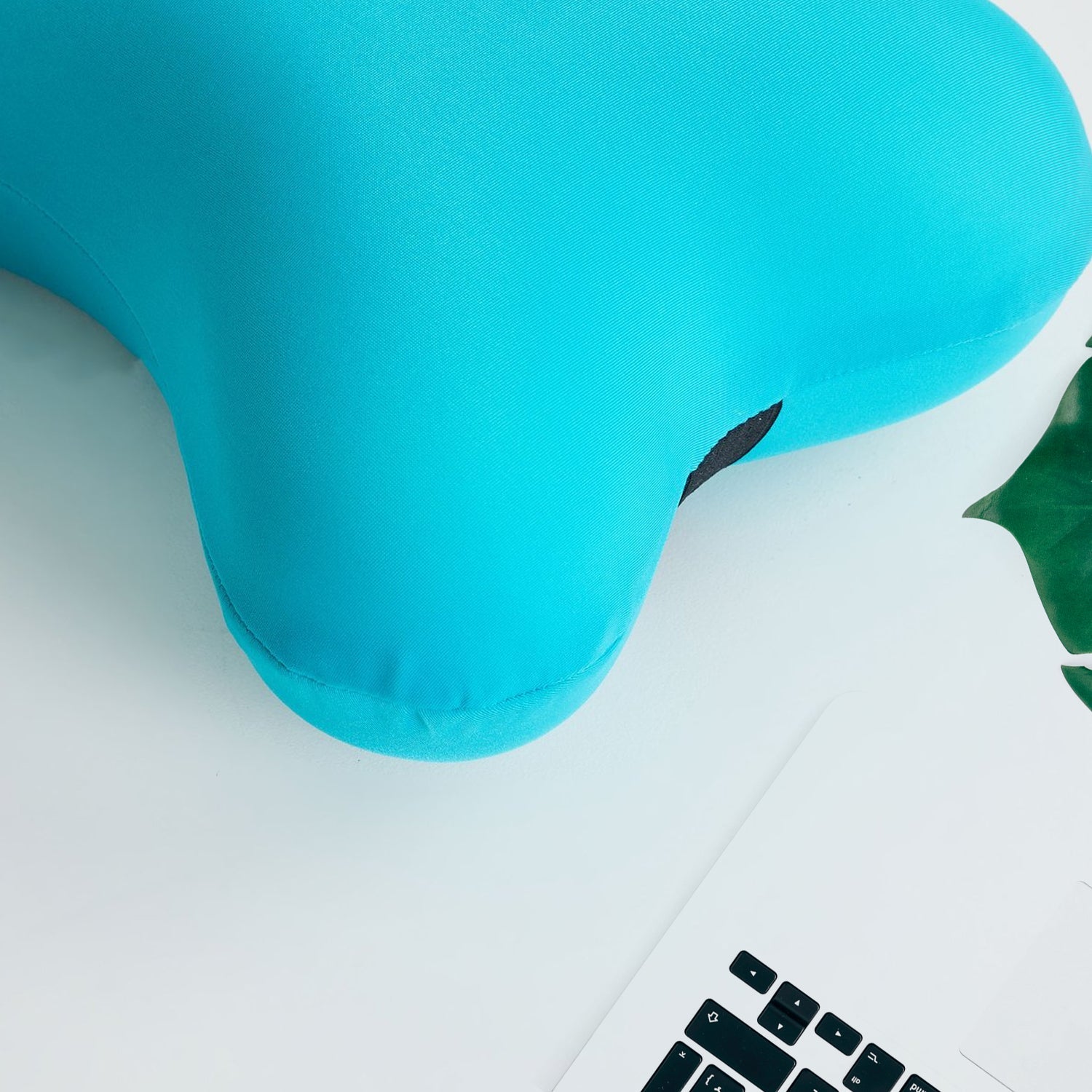 Detailed view of the neck support pillow's texture. Detailed view of the neck support pillow's texture.